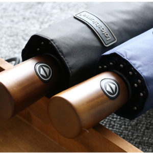 Ô tự động Lotosblume cán gỗ màu xanh